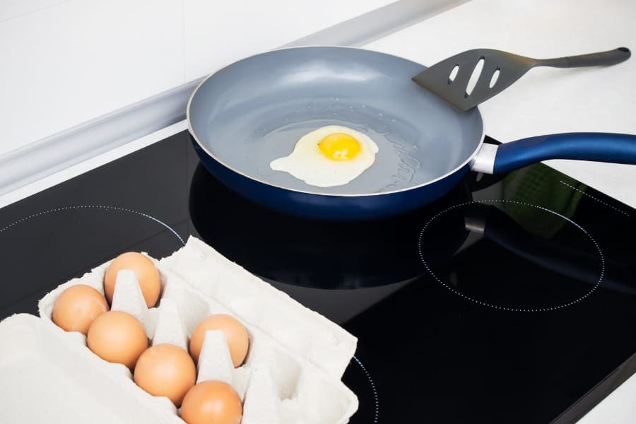 frying eggs on induction cooktop